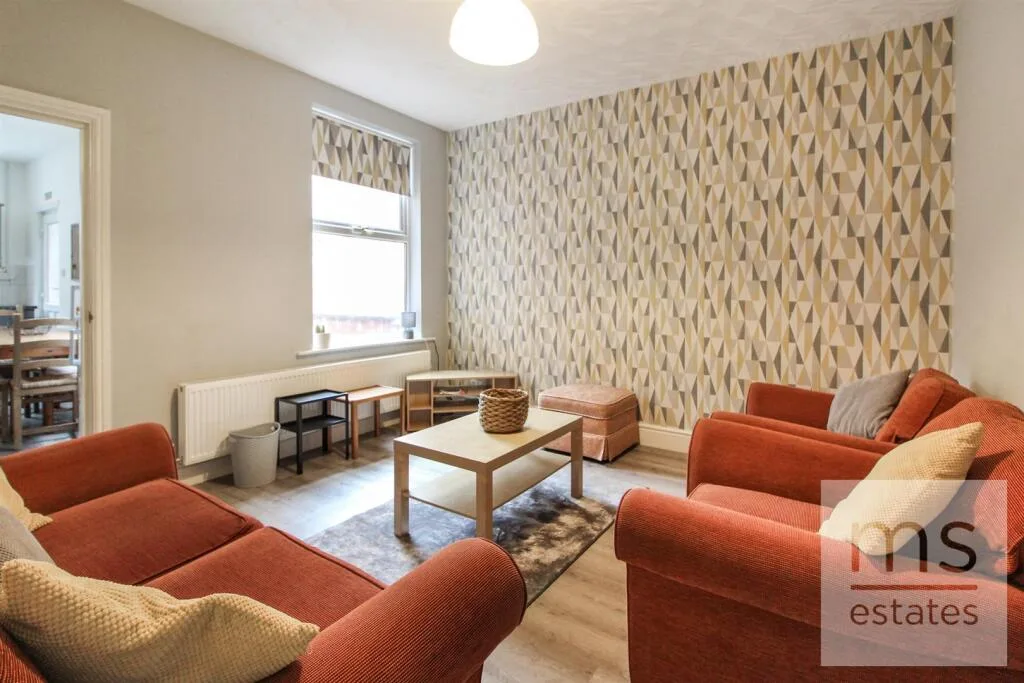 5 bedroom semi-detached house for rent