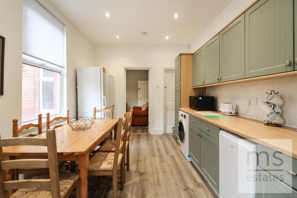 5 bedroom semi-detached house for rent