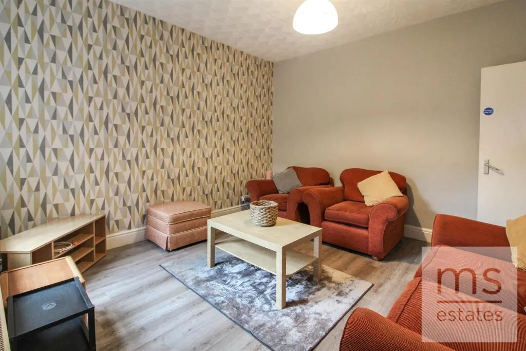 5 bedroom semi-detached house for rent