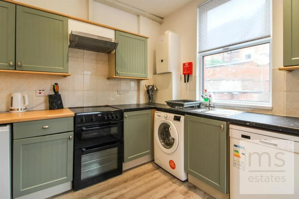 5 bedroom semi-detached house for rent