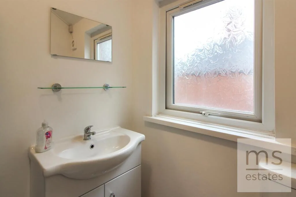 5 bedroom semi-detached house for rent
