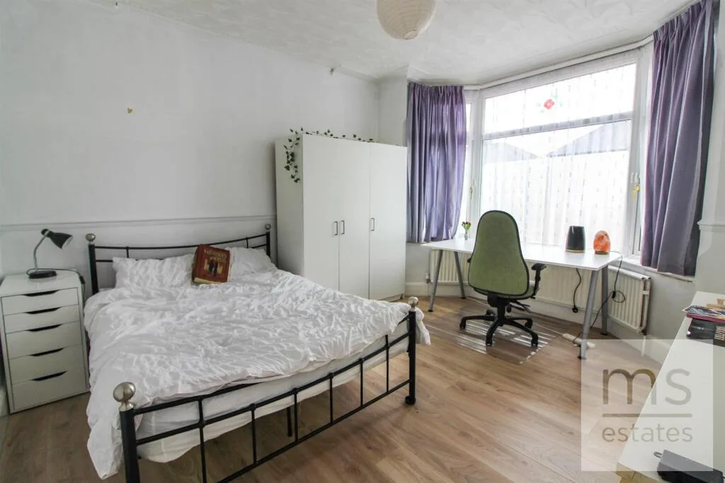 5 bedroom semi-detached house for rent