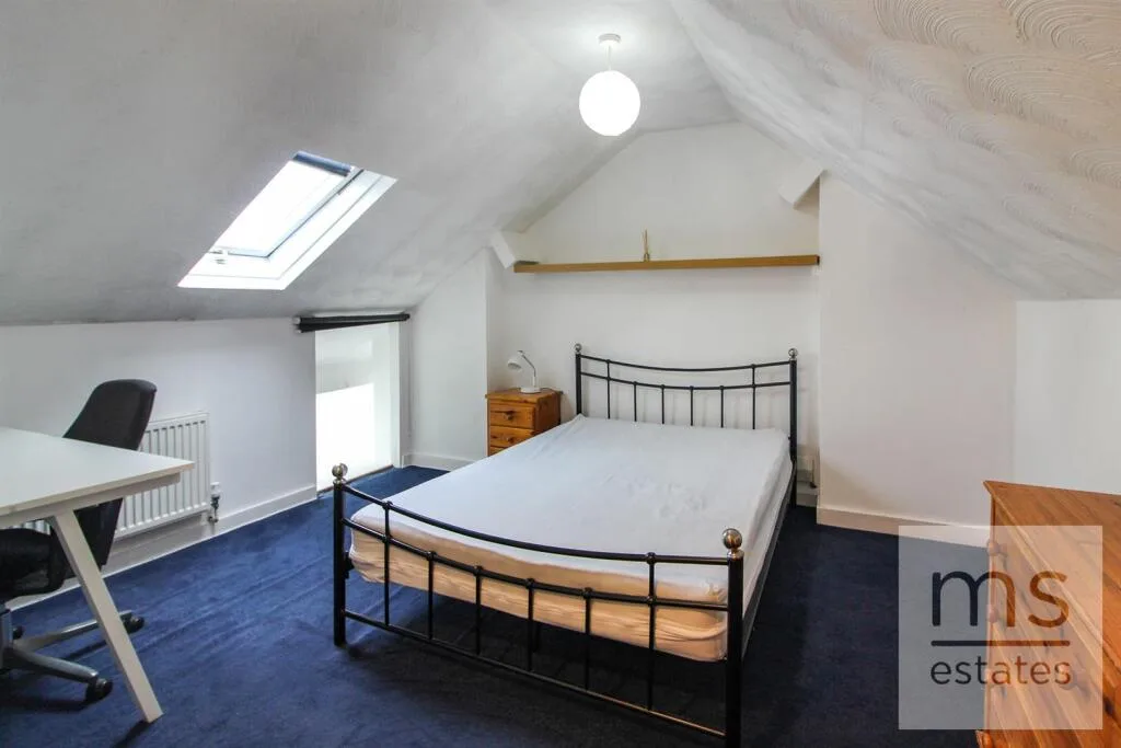 5 bedroom semi-detached house for rent