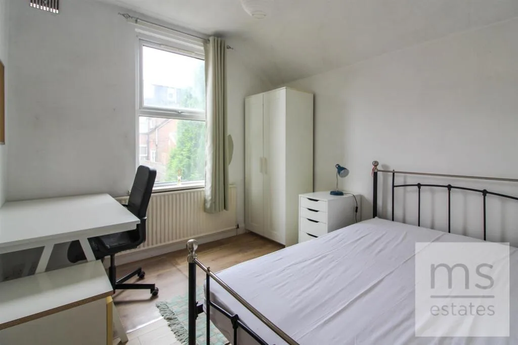 5 bedroom semi-detached house for rent