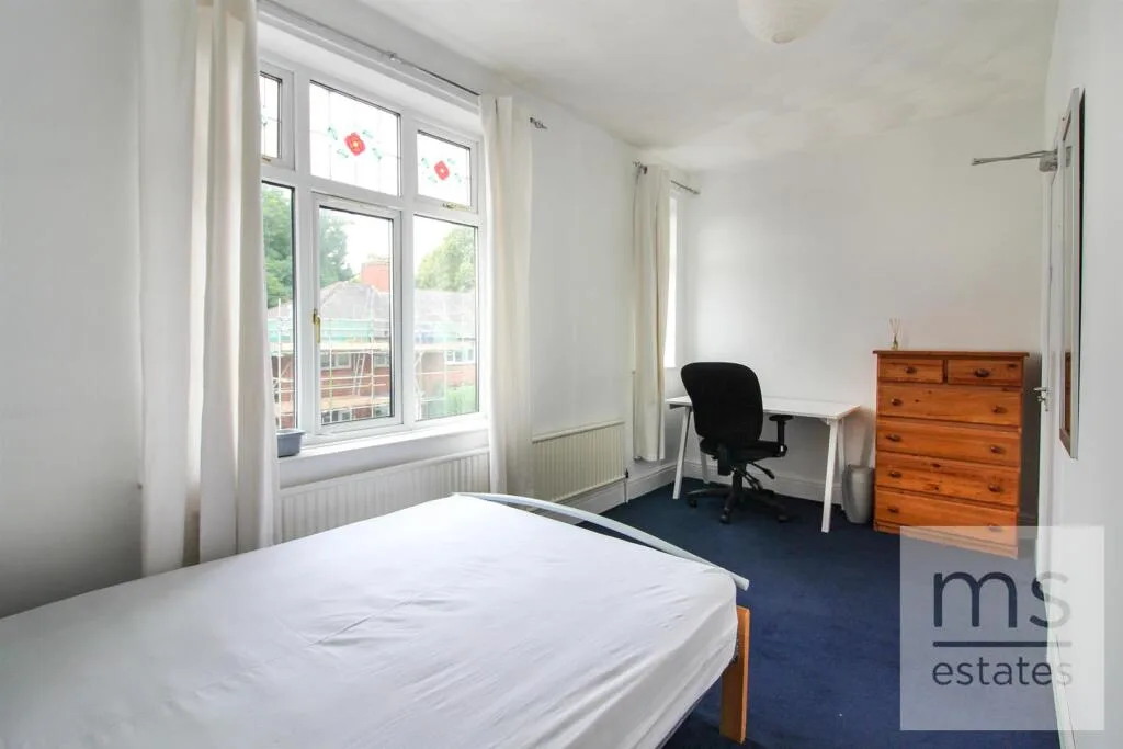 5 bedroom semi-detached house for rent