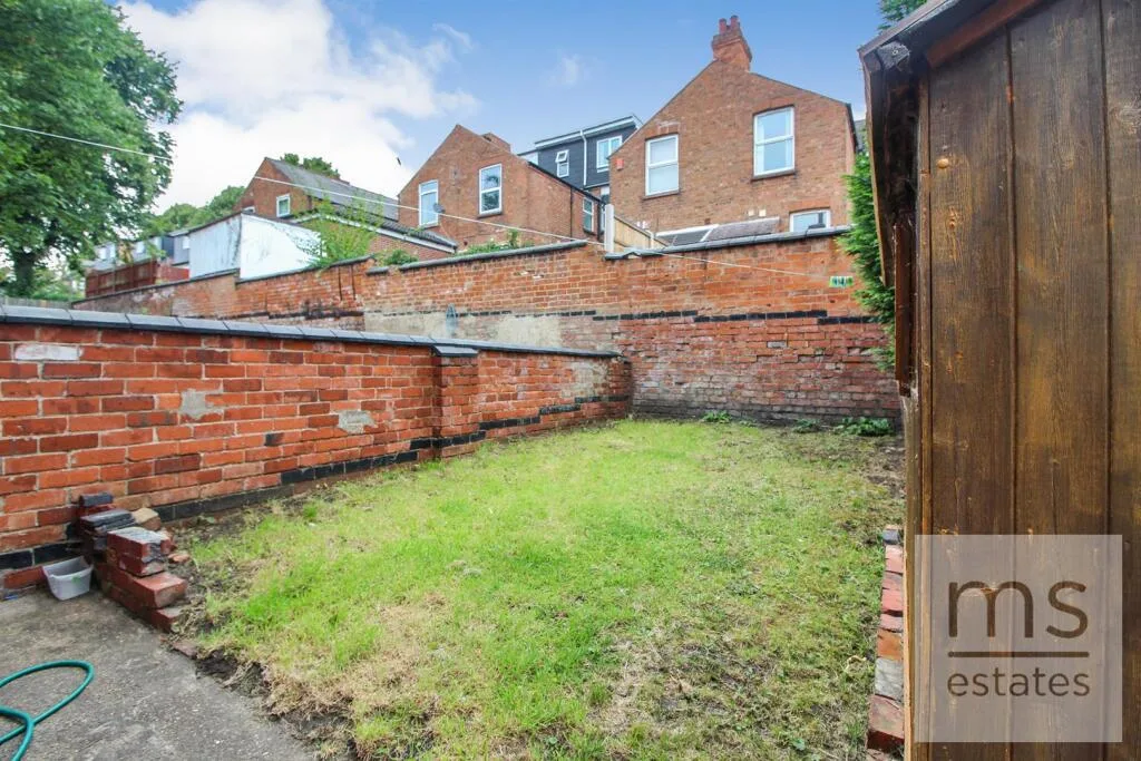 5 bedroom semi-detached house for rent