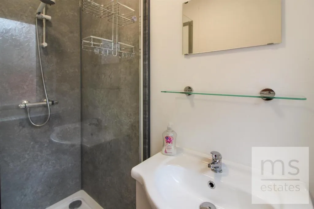 5 bedroom semi-detached house for rent
