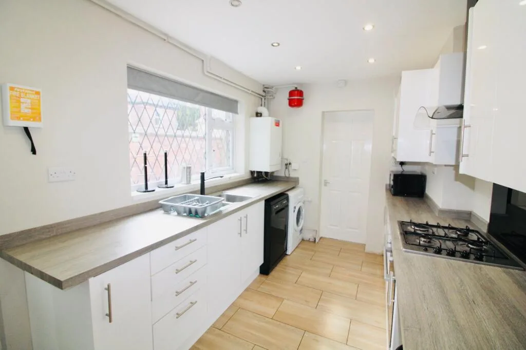 5 bedroom semi-detached house for rent