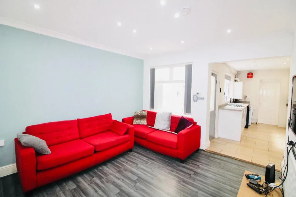 5 bedroom semi-detached house for rent