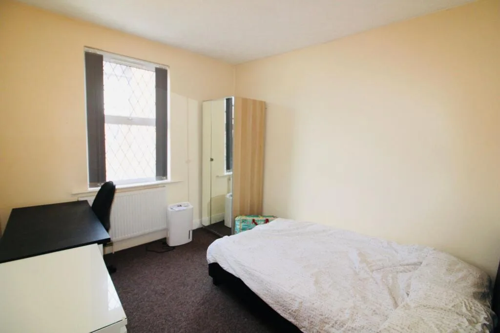 5 bedroom semi-detached house for rent