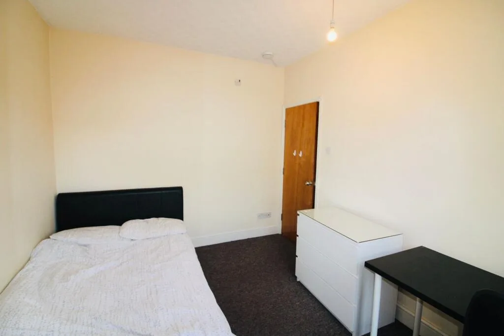 5 bedroom semi-detached house for rent