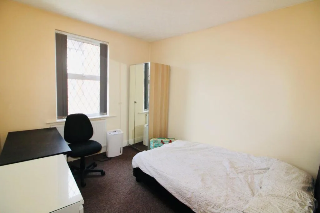 5 bedroom semi-detached house for rent