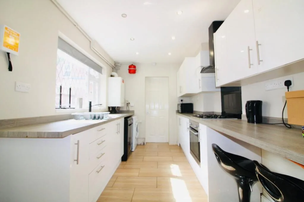 5 bedroom semi-detached house for rent
