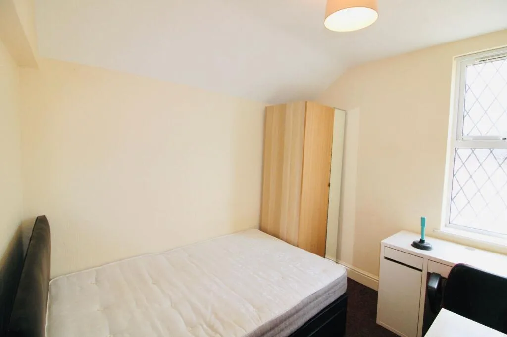 5 bedroom semi-detached house for rent