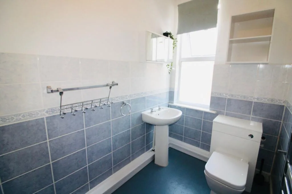 5 bedroom semi-detached house for rent