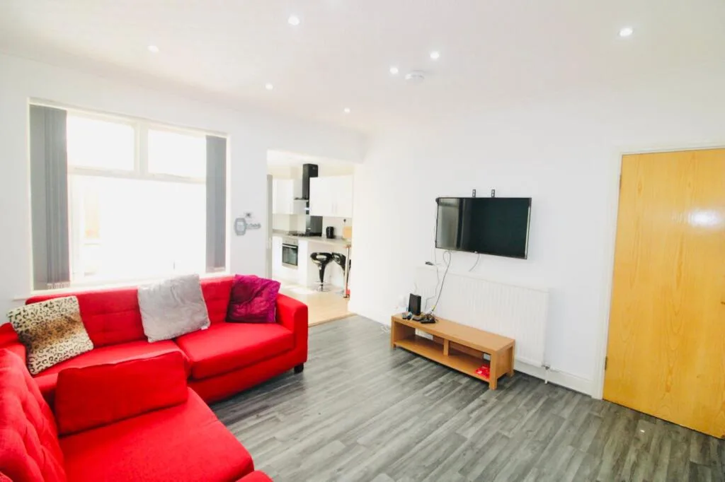 5 bedroom semi-detached house for rent