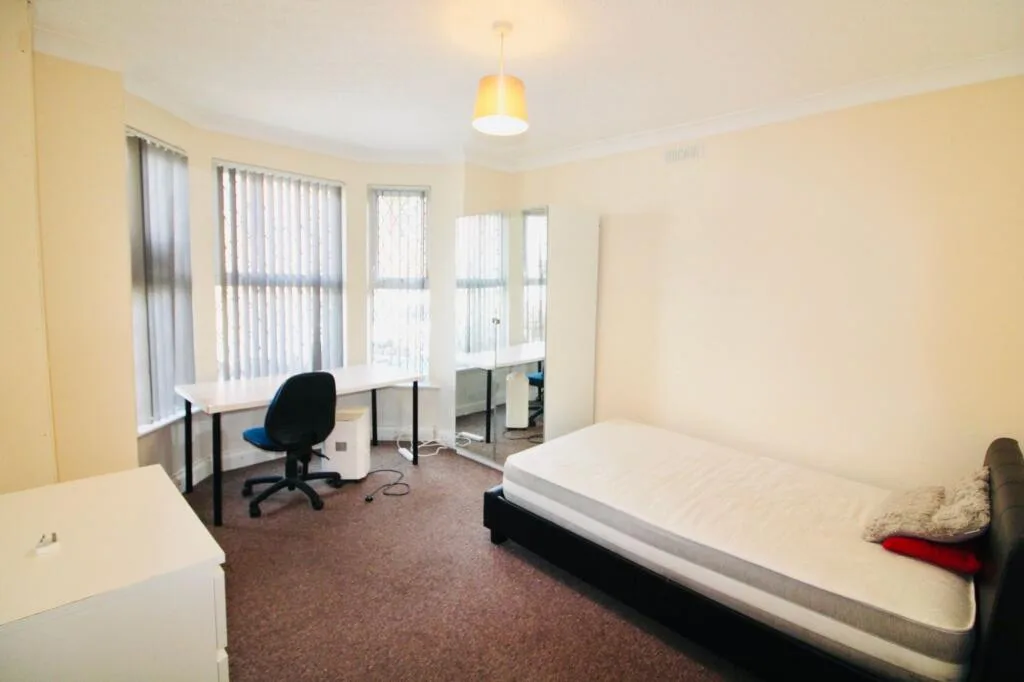 5 bedroom semi-detached house for rent