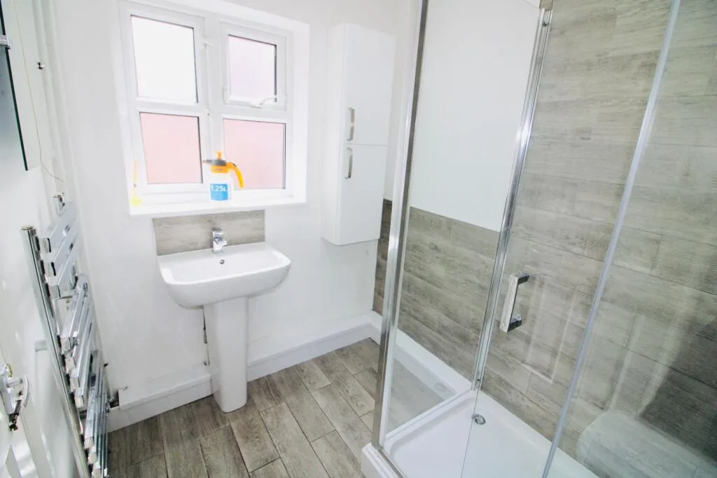 5 bedroom semi-detached house for rent