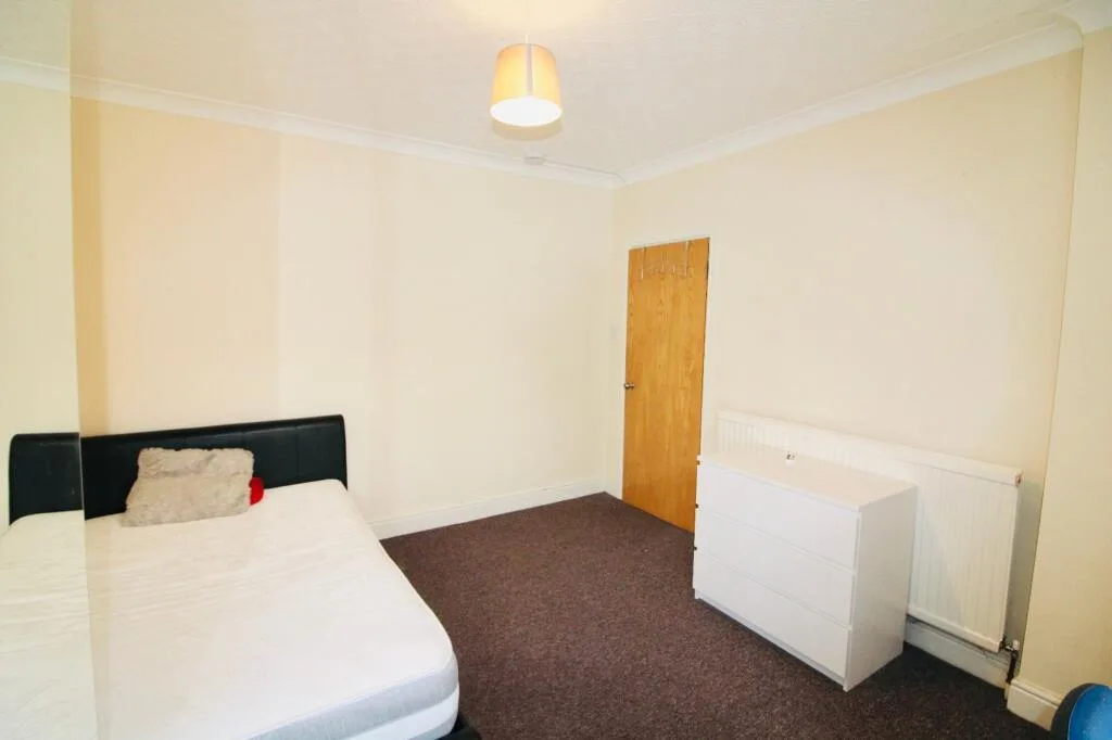 5 bedroom semi-detached house for rent
