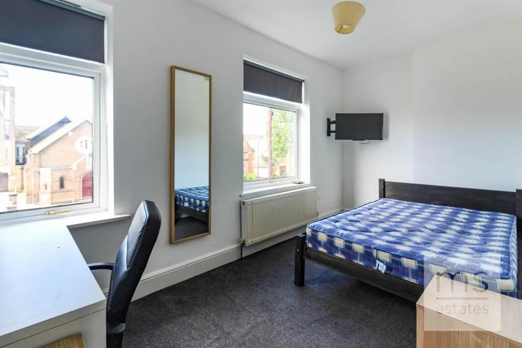 5 bedroom semi-detached house for rent