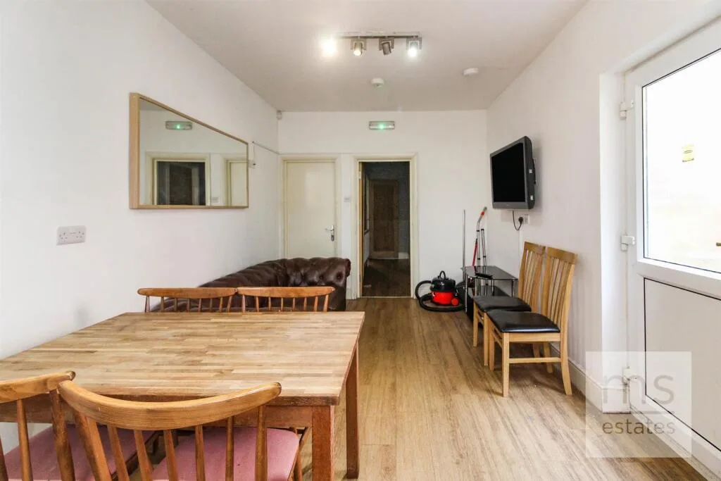 5 bedroom semi-detached house for rent