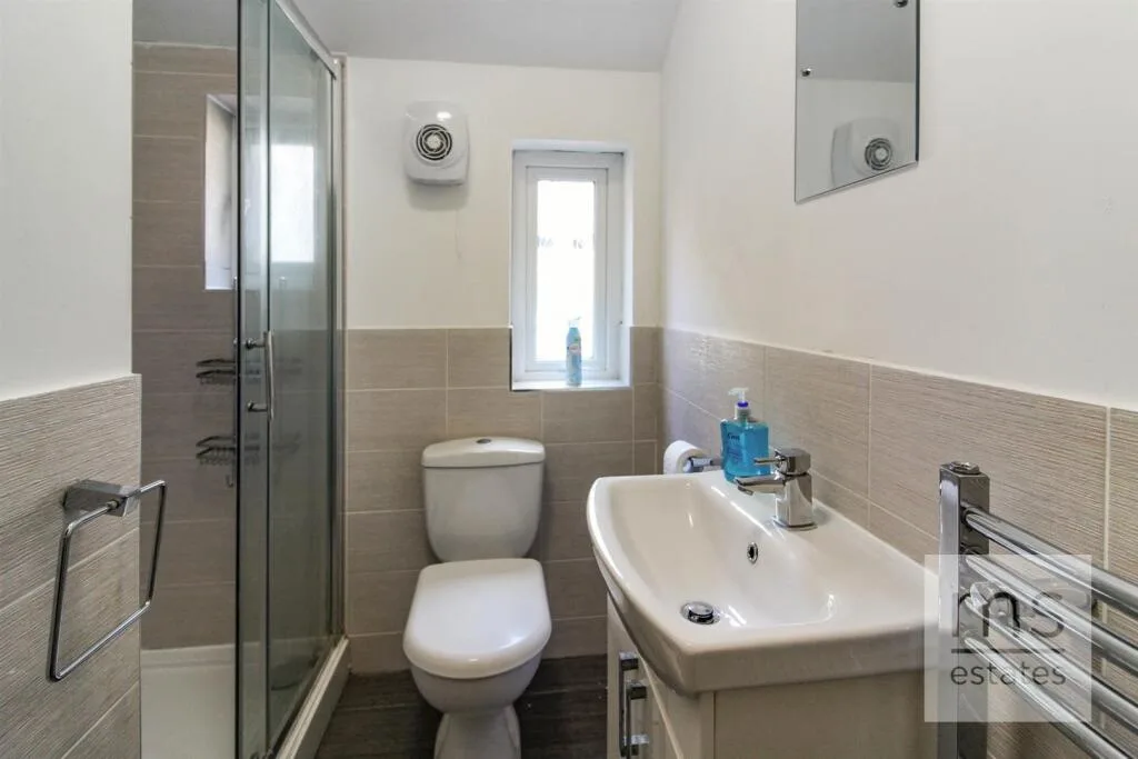 5 bedroom semi-detached house for rent