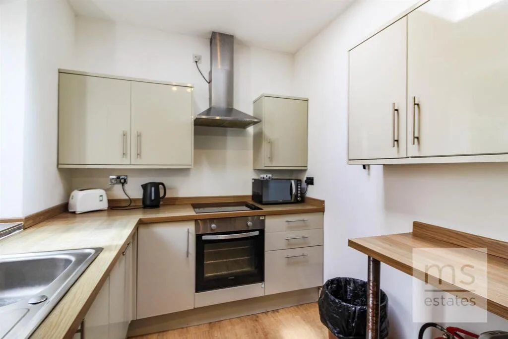 5 bedroom semi-detached house for rent