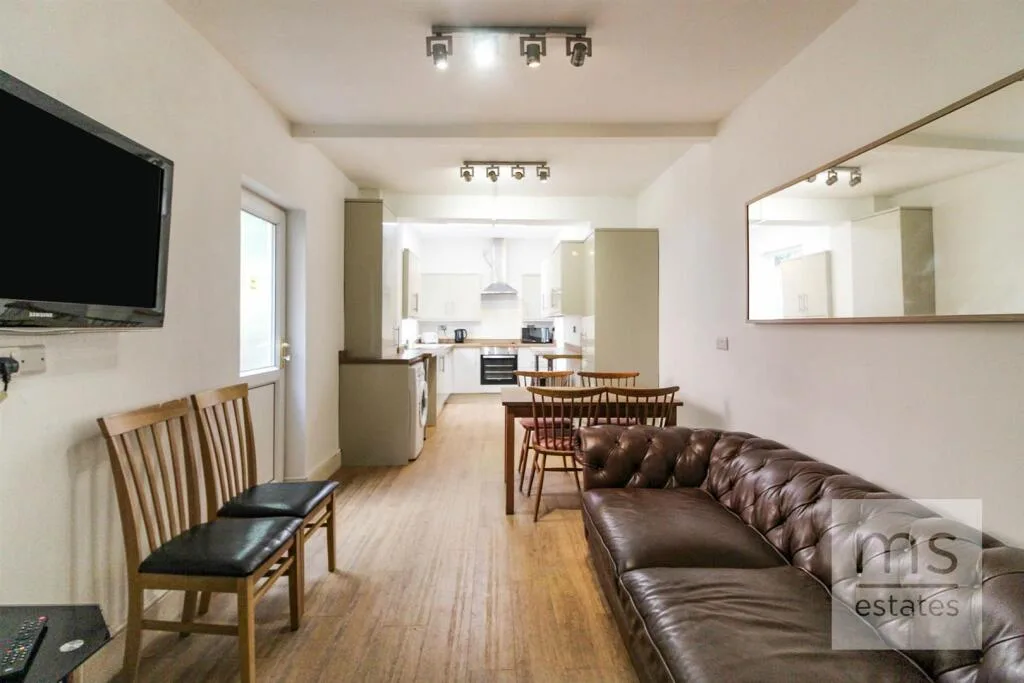5 bedroom semi-detached house for rent