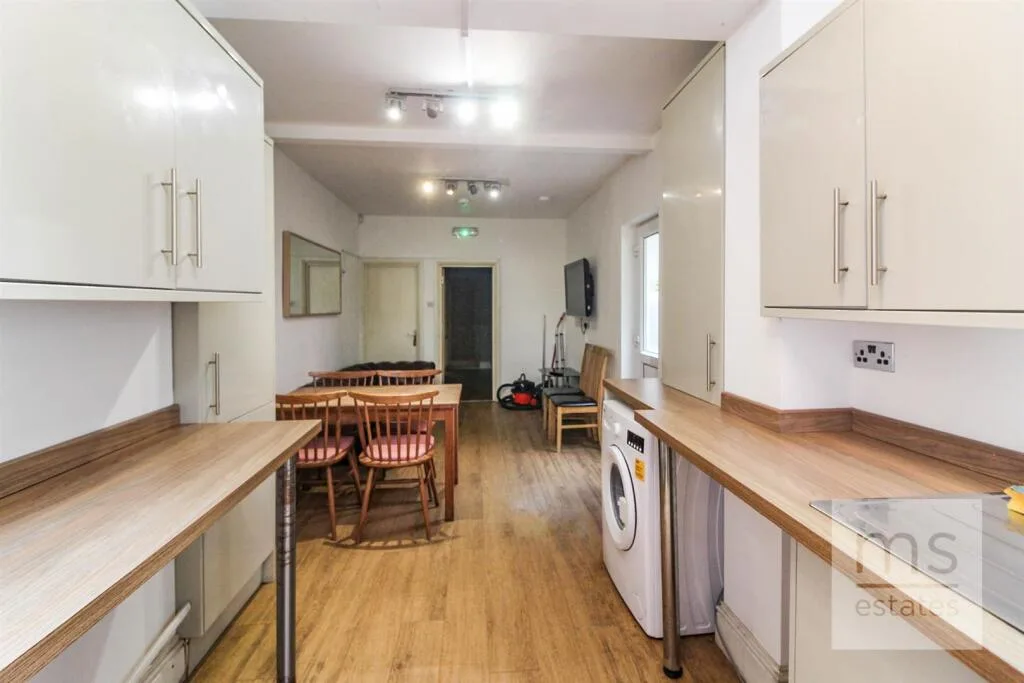 5 bedroom semi-detached house for rent