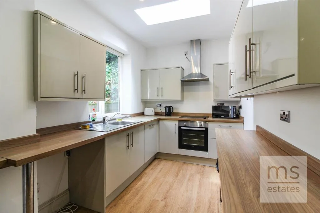 5 bedroom semi-detached house for rent