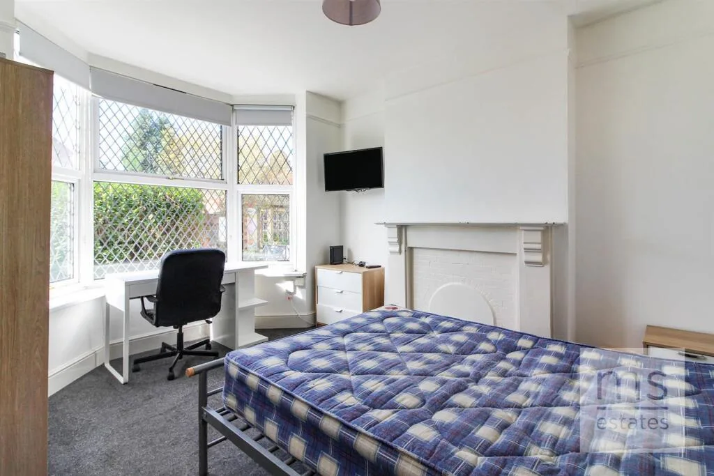 5 bedroom semi-detached house for rent