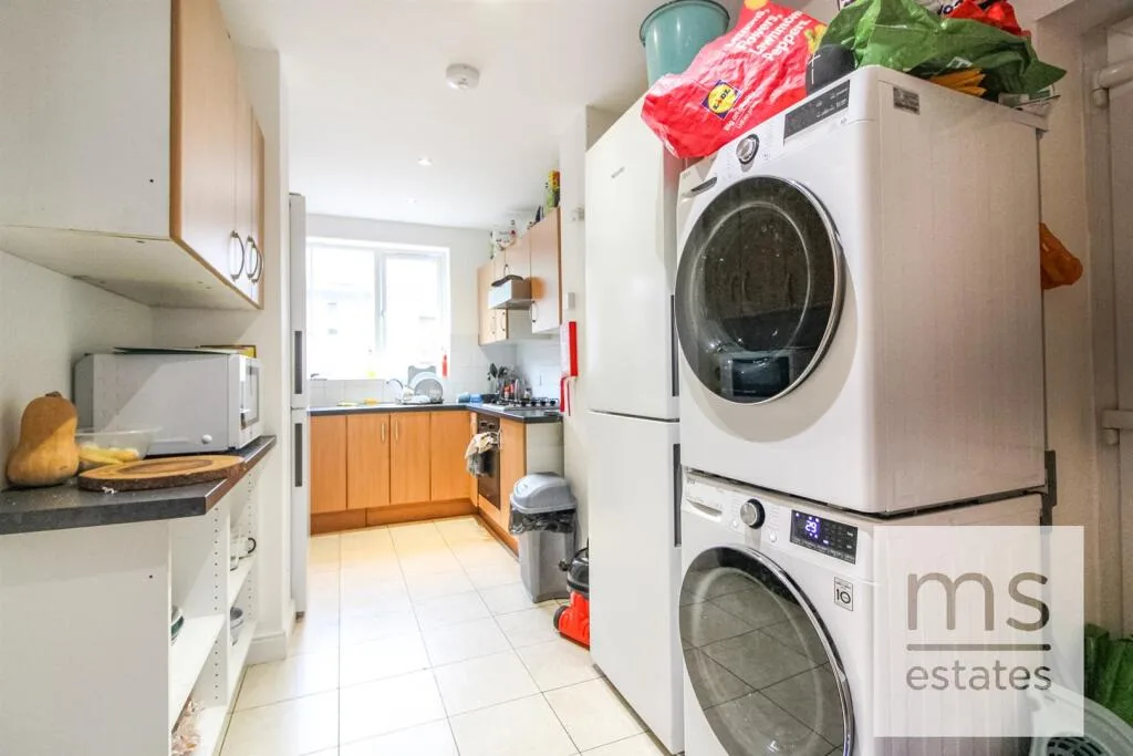 5 bedroom detached house for rent