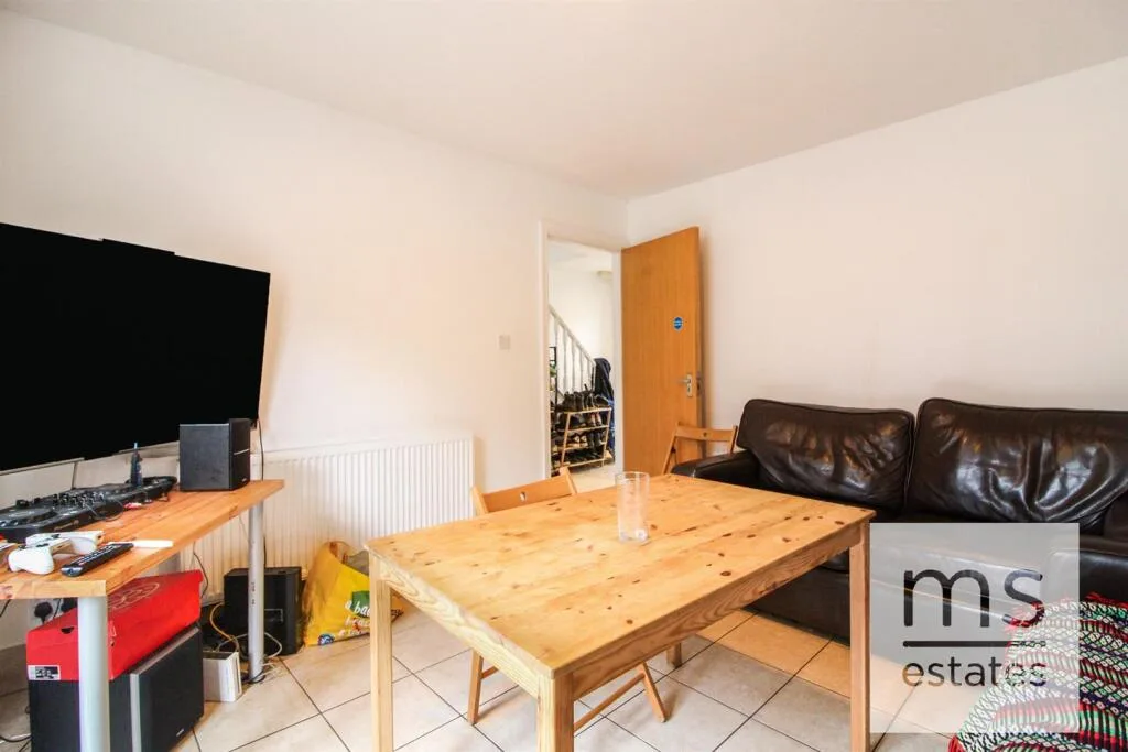 5 bedroom detached house for rent