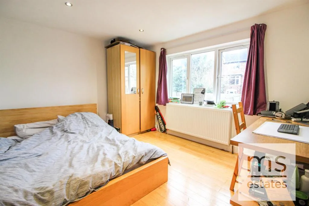 5 bedroom detached house for rent