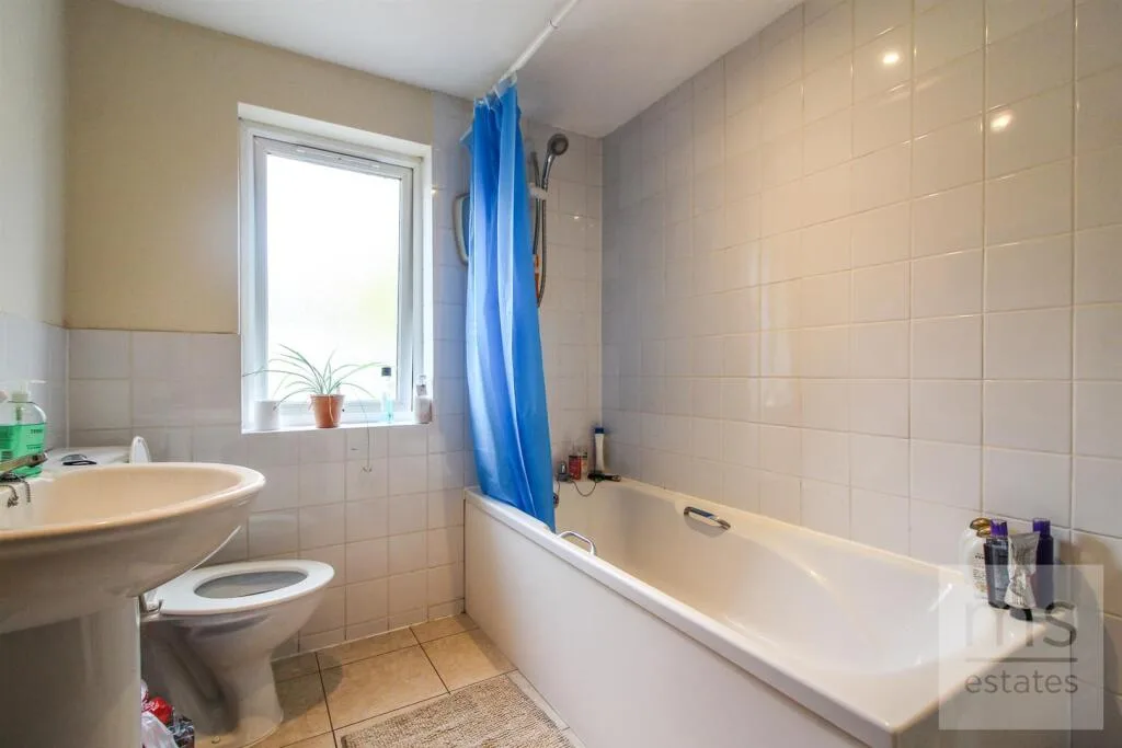 5 bedroom detached house for rent