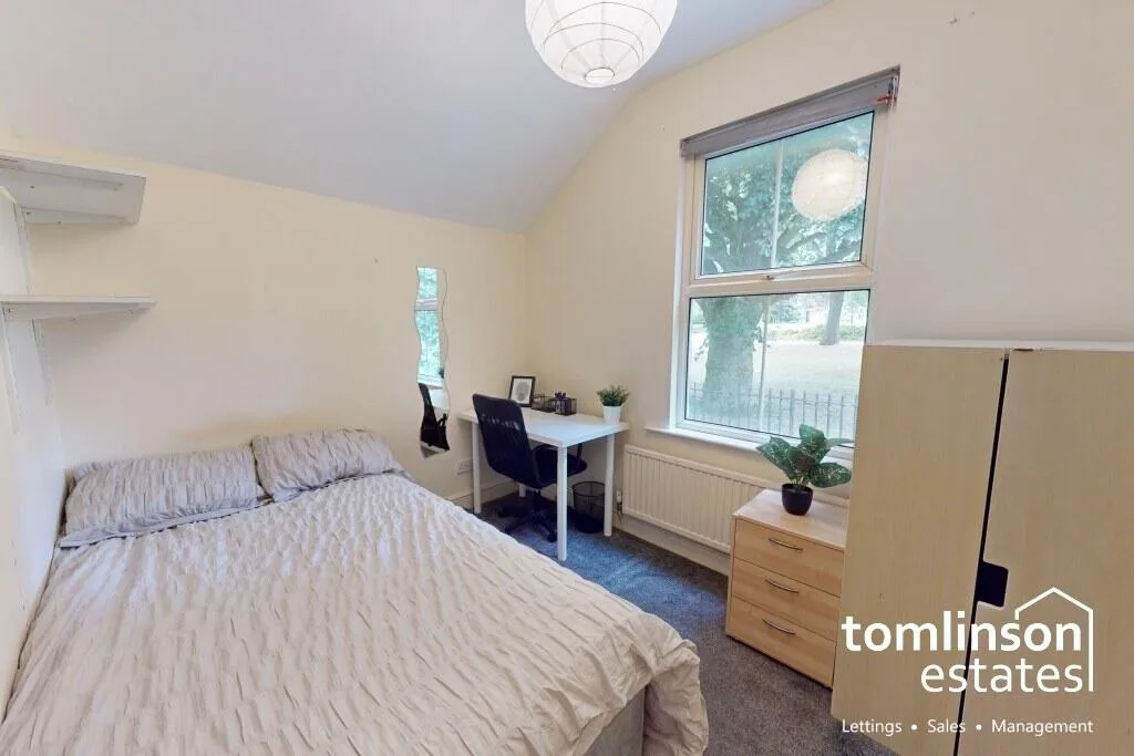 5 bedroom semi-detached house for rent