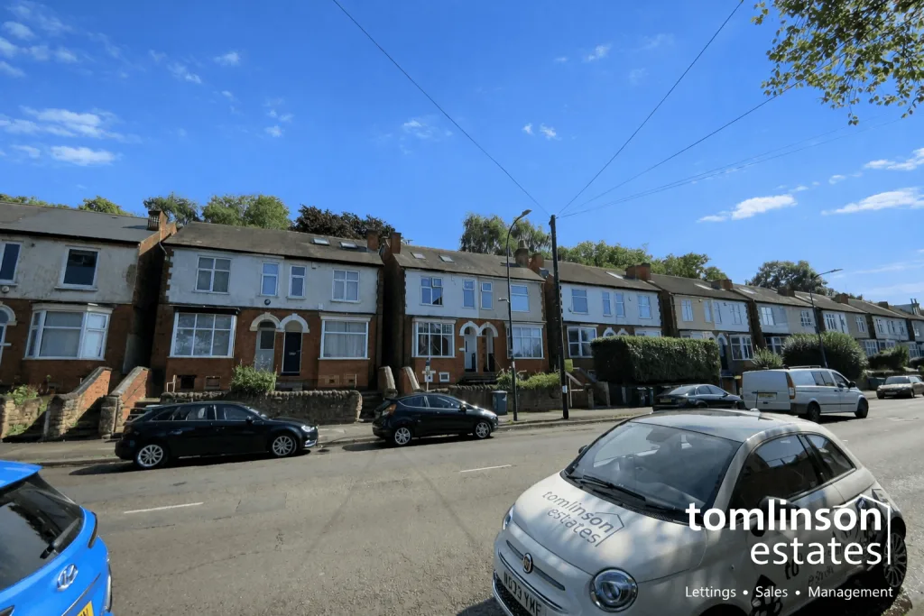 5 bedroom semi-detached house for rent
