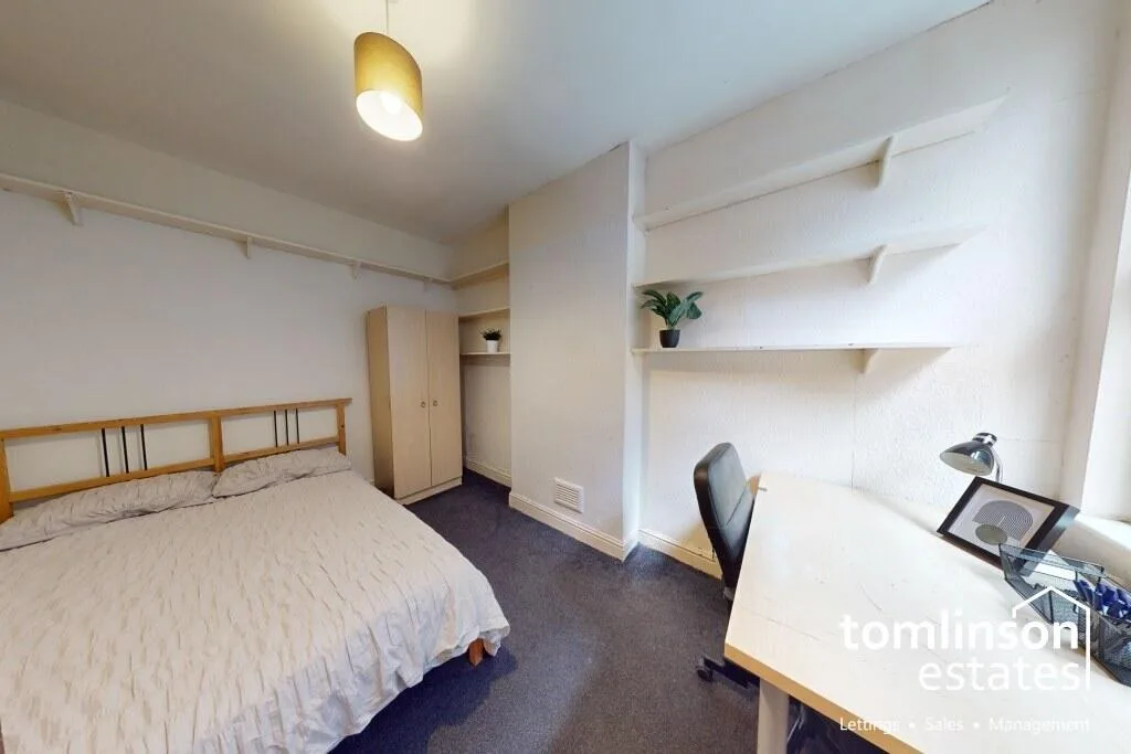 5 bedroom semi-detached house for rent
