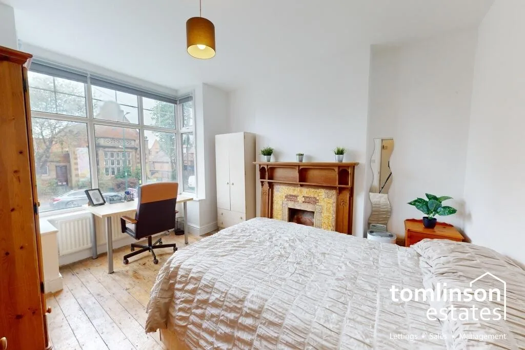 5 bedroom semi-detached house for rent