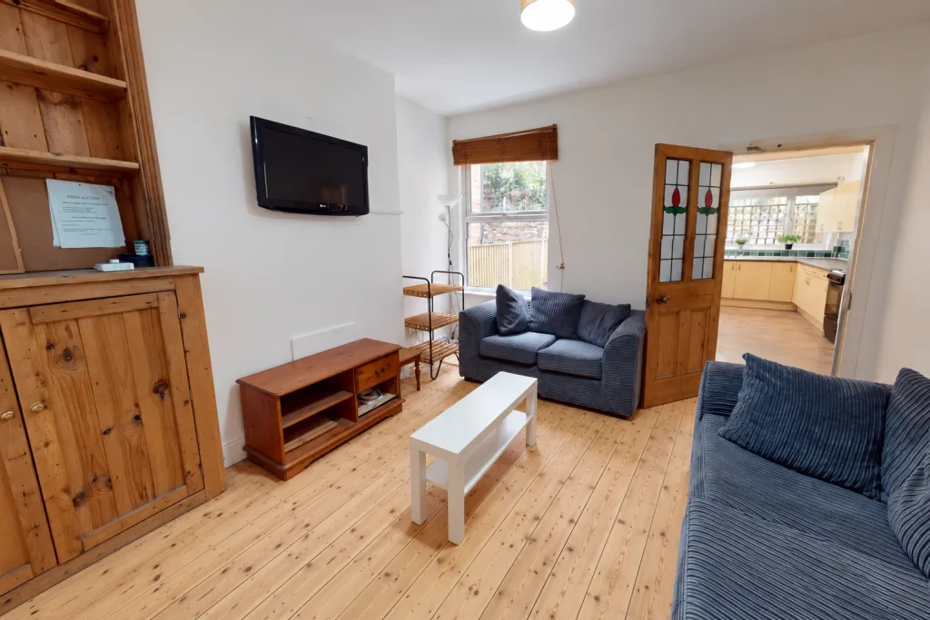 5 bedroom semi-detached house for rent