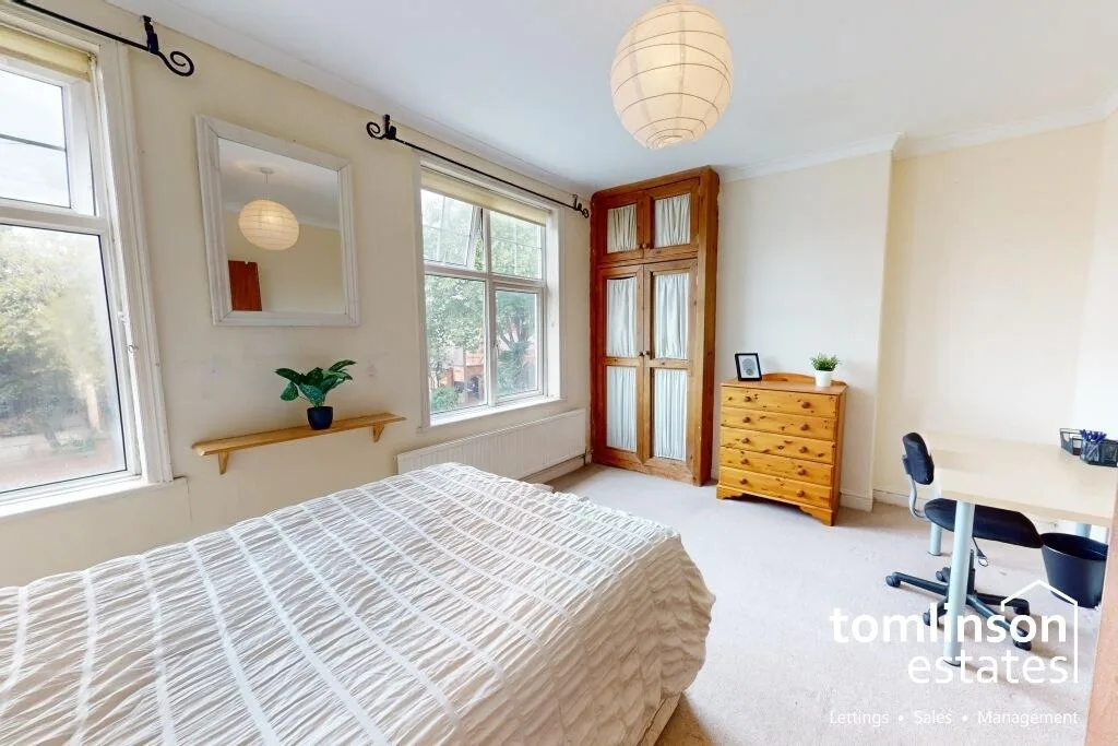 5 bedroom semi-detached house for rent