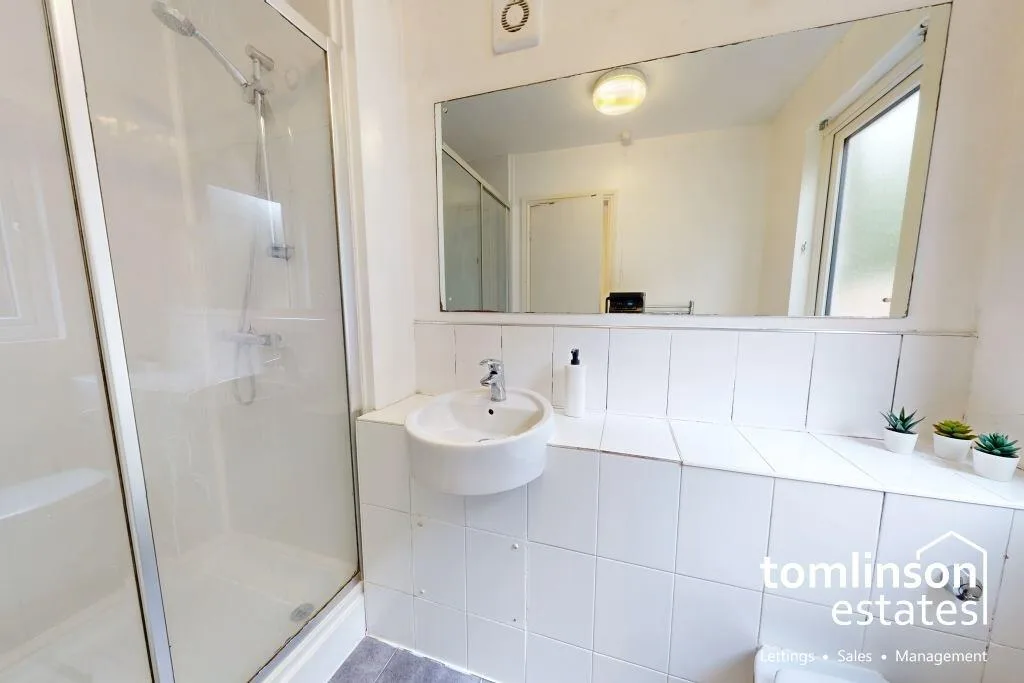 5 bedroom semi-detached house for rent