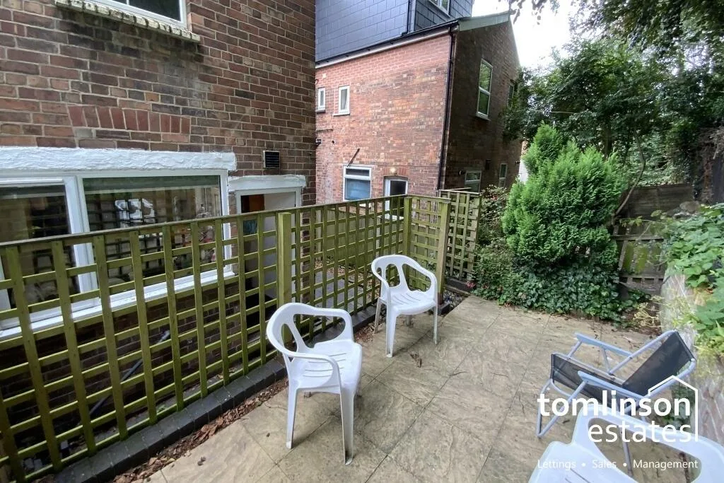 5 bedroom semi-detached house for rent