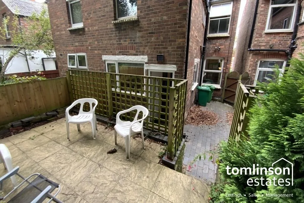 5 bedroom semi-detached house for rent