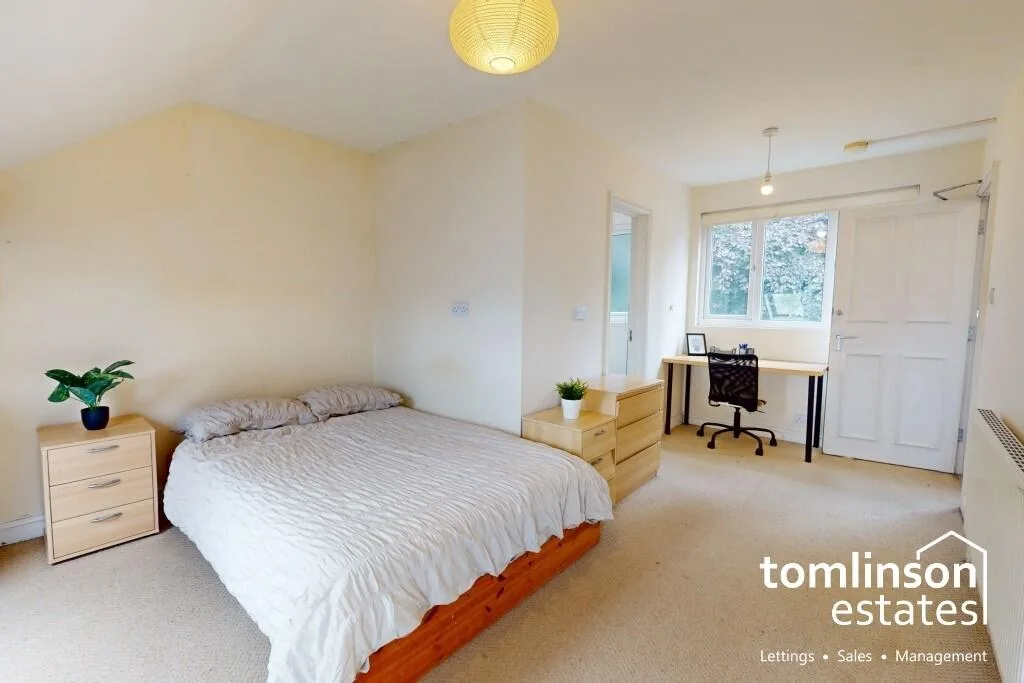 5 bedroom semi-detached house for rent