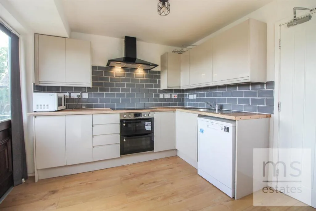5 bedroom end of terrace house for rent