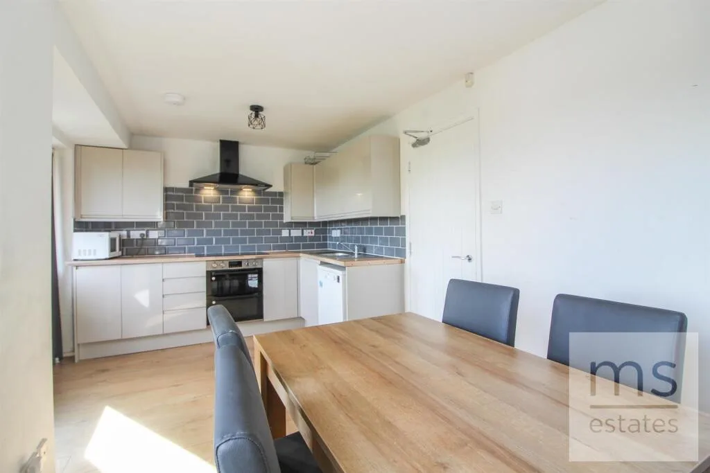 5 bedroom end of terrace house for rent