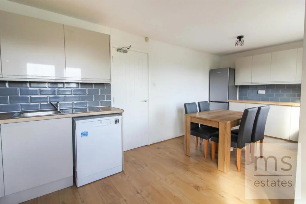 5 bedroom end of terrace house for rent