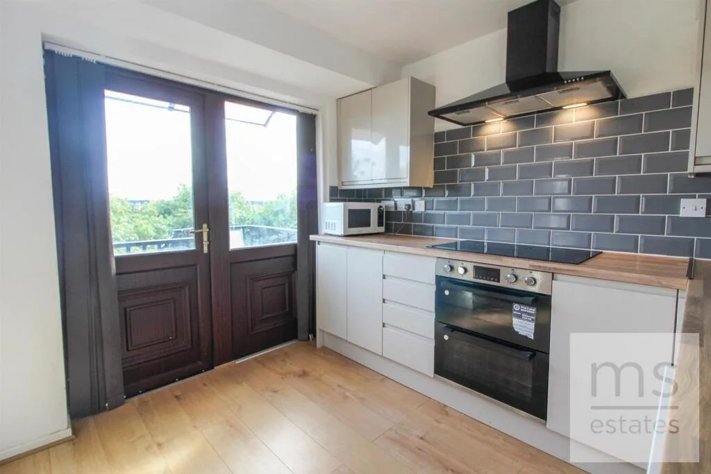 5 bedroom end of terrace house for rent