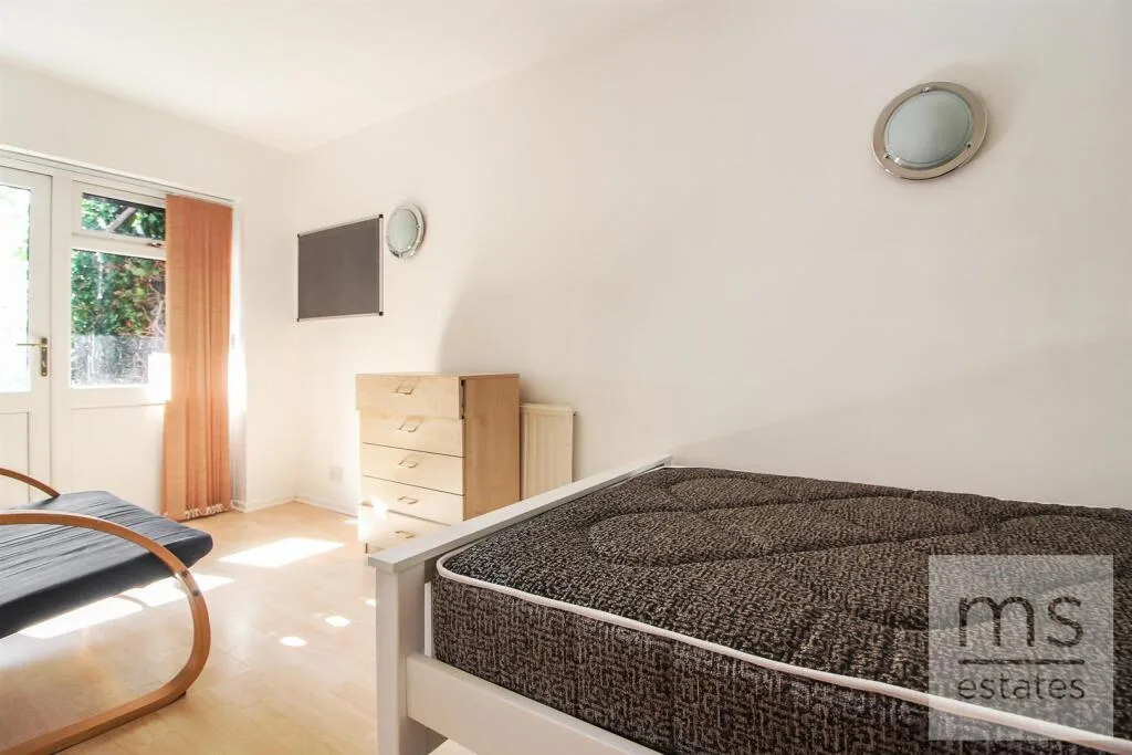 5 bedroom end of terrace house for rent